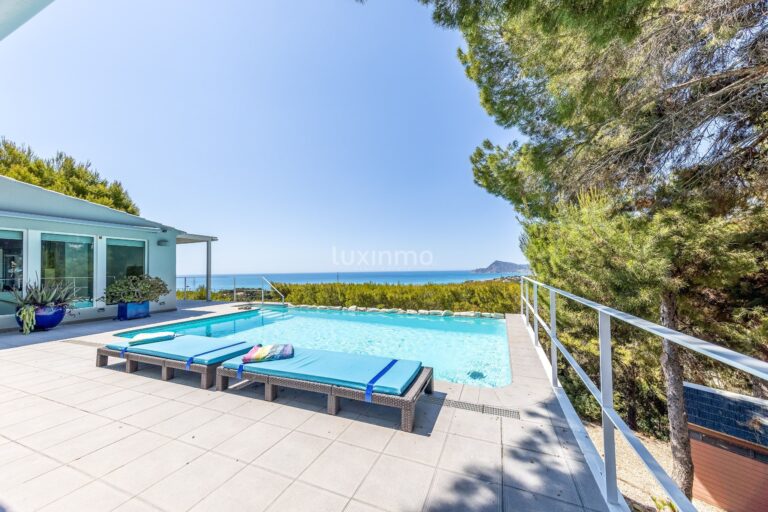 Gerenoveerde villa met 4 slaapkamers te koop in Altea