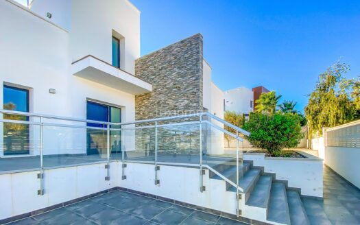 Moderne gloednieuwe villa op 500 meter van het strand in Calpe