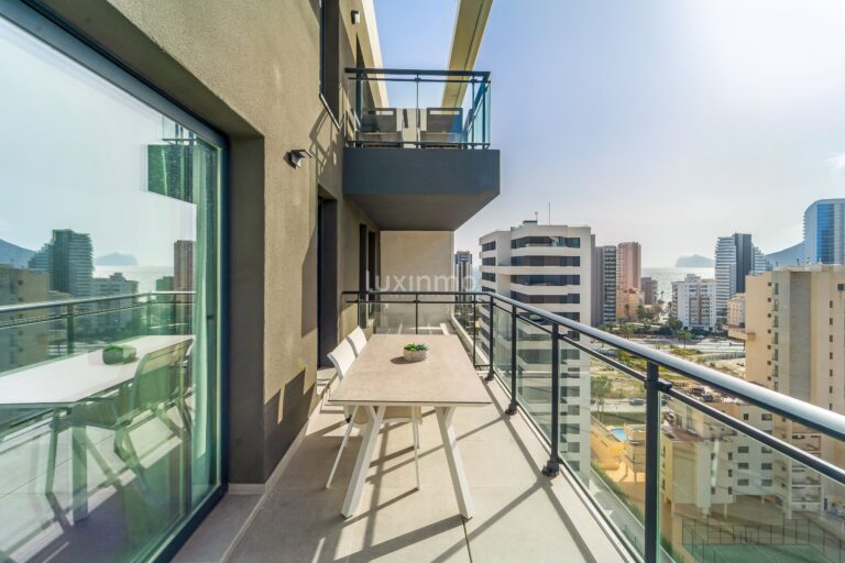 Modern appartement met uitzicht op zee en de bergen in Calpe