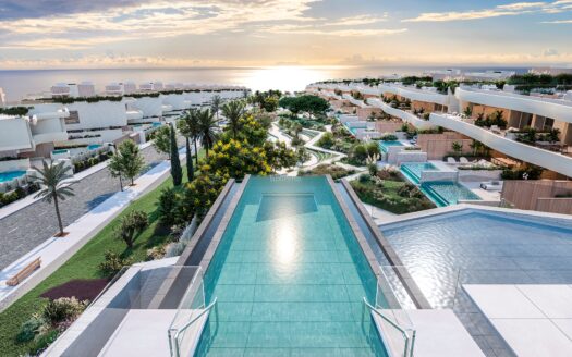 Appartement op de begane grond met privézwembad in een exclusieve eerstelijns strandwijk in Marbella