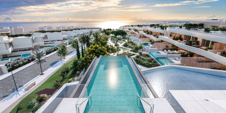 Appartement op de begane grond met privézwembad in een exclusieve eerstelijns strandwijk in Marbella