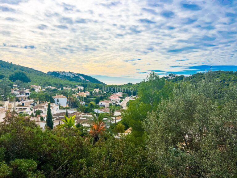 Prachtige bouwkavel in Moraira met uitzicht op de bergen en de zee