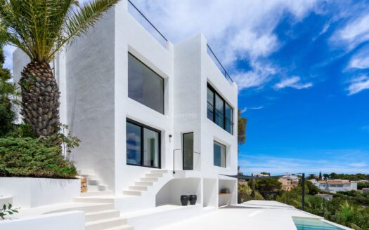 Prachtige villa met 4 slaapkamers in Ibiza-stijl met uitzicht op zee in Jávea