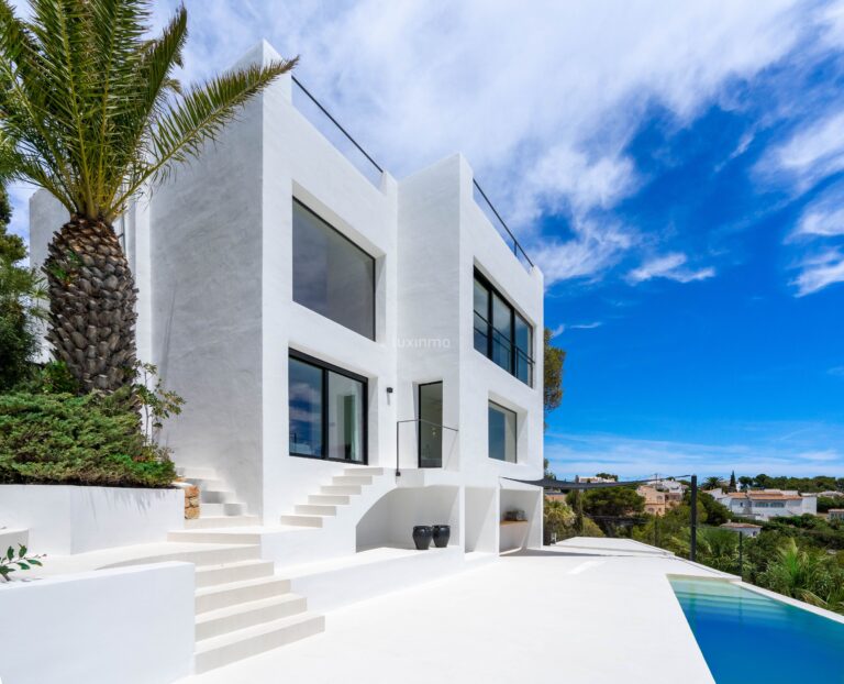 Prachtige villa met 4 slaapkamers in Ibiza-stijl met uitzicht op zee in Jávea