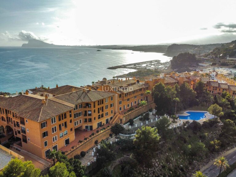 Indrukwekkend penthouse met uitzicht op zee en de bergen in Mascarat Altea