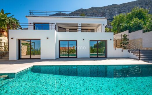 Luxe moderne villa met prachtig uitzicht in El Montgó