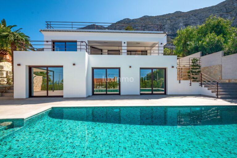 Luxe moderne villa met prachtig uitzicht in El Montgó