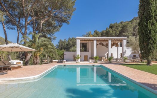 Nieuw gerenoveerde Finca Ibicenca in een afgelegen zuidelijk deel van Ibiza