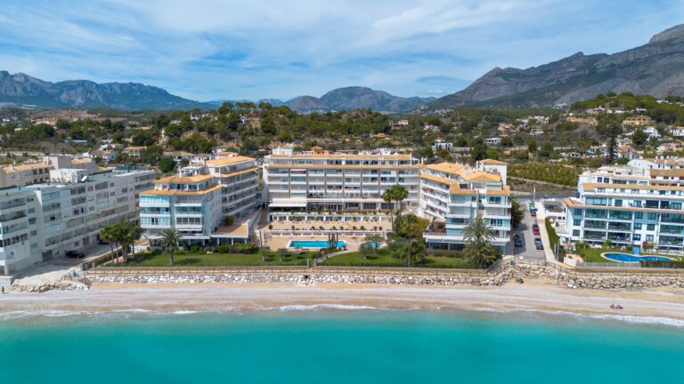 Appartement met uitzicht op zee aan het strand in Cap Negret