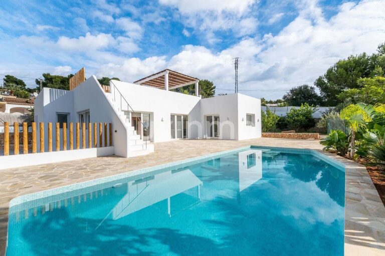 Nieuw gebouwd huis in ibiza-stijl met uitzicht op zee in La Fustera