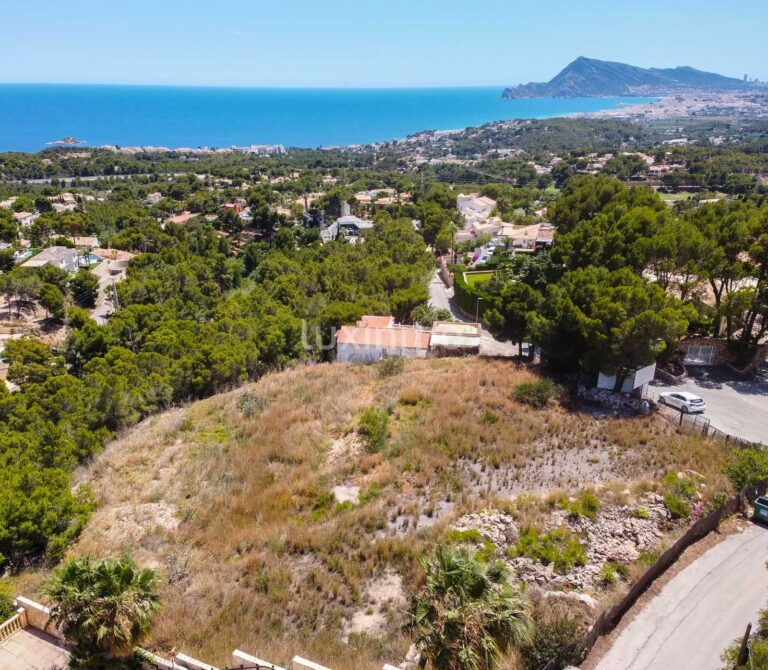 Groot vlak perceel met uitzicht op zee in Altea