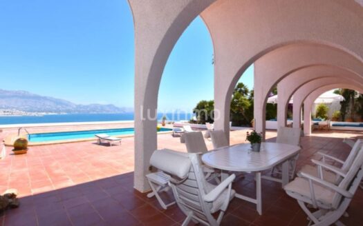 Een kunstwerk villa aan het strand in Albir