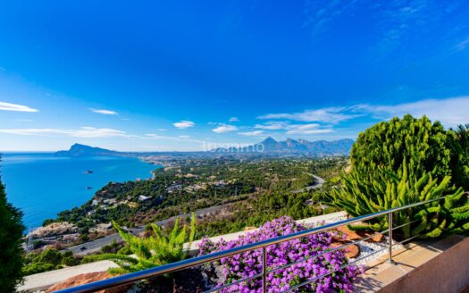 Penthouse met adembenemend uitzicht op zee bergen en stad in Altea Hills