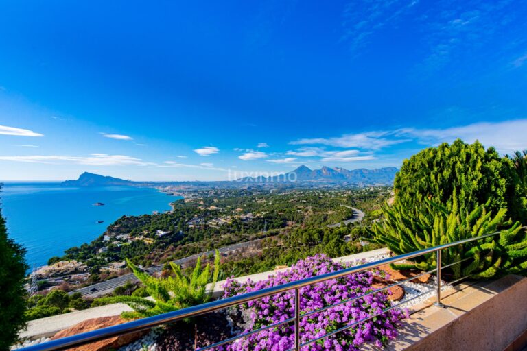 Penthouse met adembenemend uitzicht op zee bergen en stad in Altea Hills