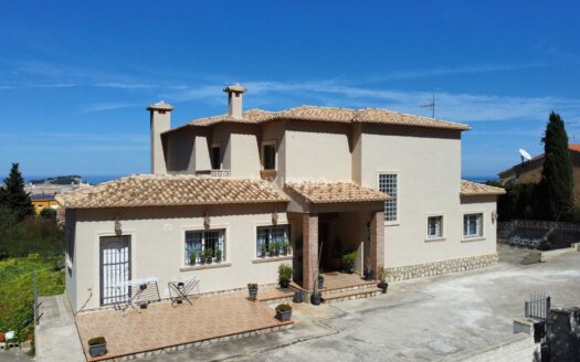 Villa met uitzicht op zee te koop in Denia