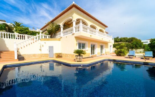 Charmant huis in koloniale stijl met spectaculair uitzicht in Moraira