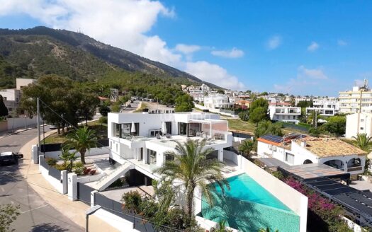 Prachtige luxe villa met uitzicht op zee te koop in Albir