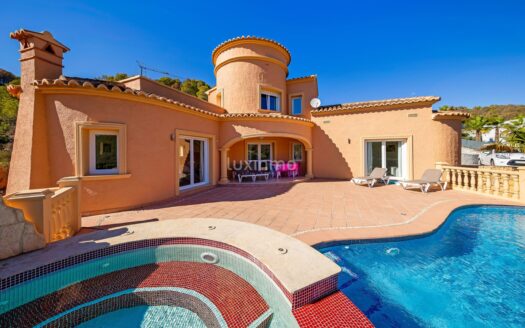 Te koop deze villa in Spaanse stijl in Javea