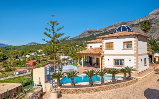 Prachtige villa met zee- en bergzicht te koop in Altea