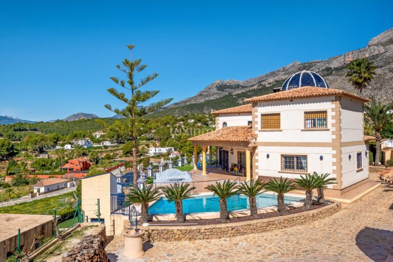 Prachtige villa met zee- en bergzicht te koop in Altea