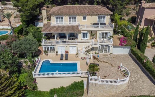 Grote vrijstaande villa in koloniale stijl te koop in Denia