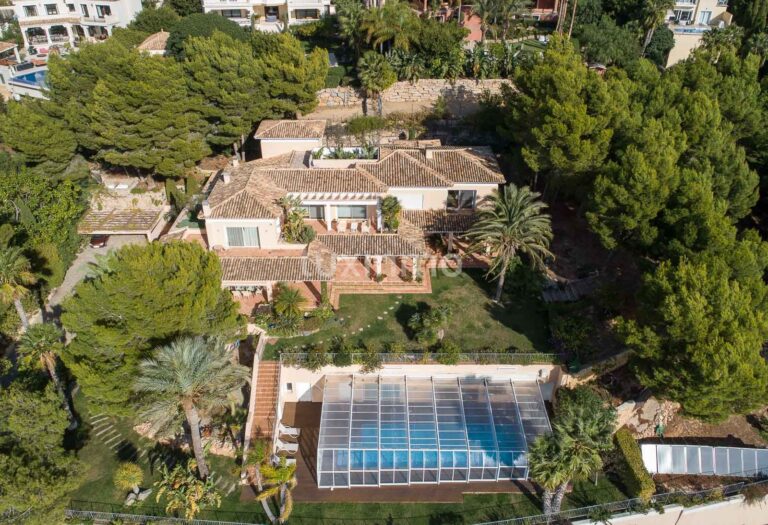 Villa in koloniale stijl in Altea Hills met uitzicht op zee