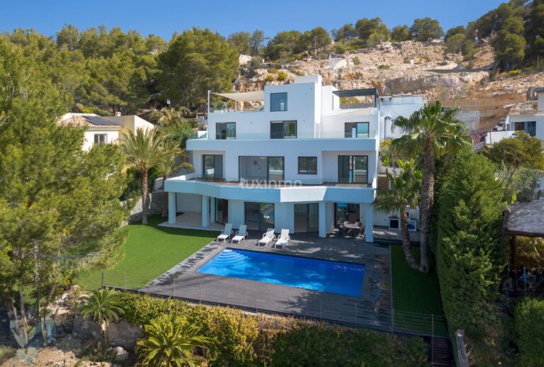 Een grote moderne villa in Altea Hills