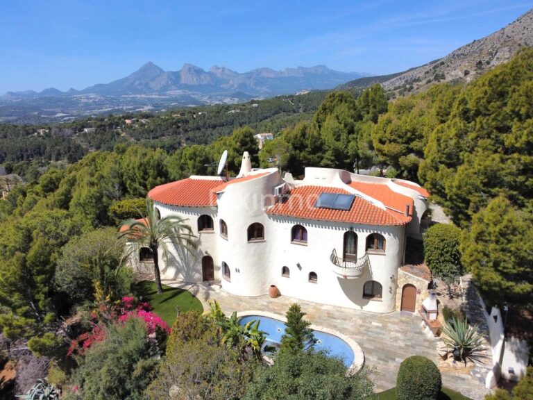 Spectaculaire villa met zee- en panoramisch uitzicht in Altea te koop