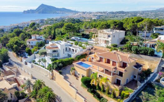 Fantastisch gelegen lichte en ruime villa in Altea