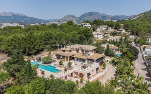 Te koop villa in traditionele stijl te koop in Altea