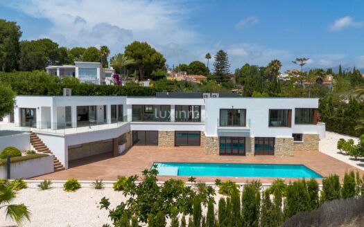 Opvallende luxe villa met uitzicht op zee