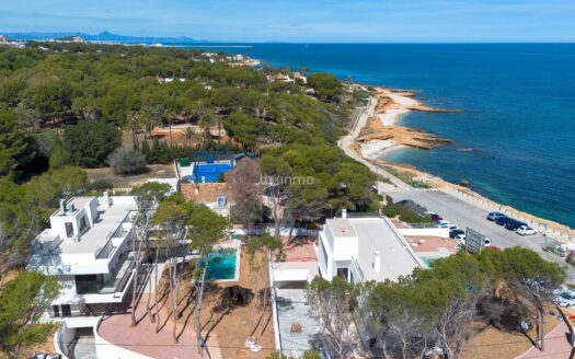 Vrijstaande villa met zeezicht op de tweede lijn van La Rotas in Denia