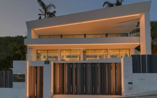 Te koop moderne villa met uitzicht op zee in Ibiza