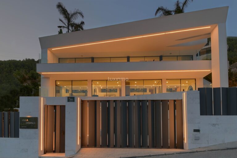 Te koop moderne villa met uitzicht op zee in Ibiza