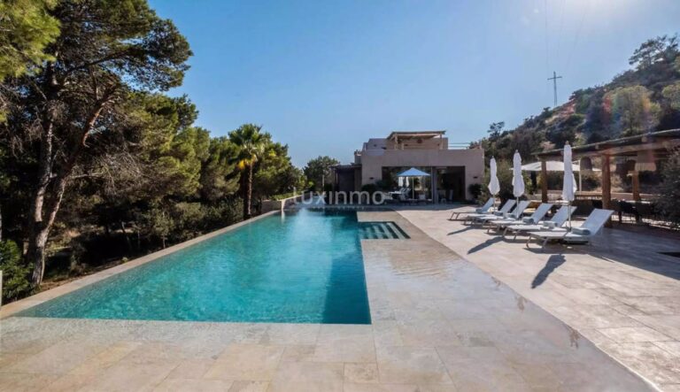 Nieuw gebouwde villa met prachtig uitzicht in een zeer privéwijk van Sa Caleta