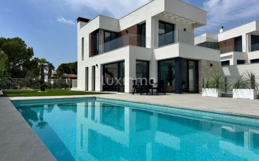 Moderne villa met zeezicht en garage in Sierra Cortina Benidorm