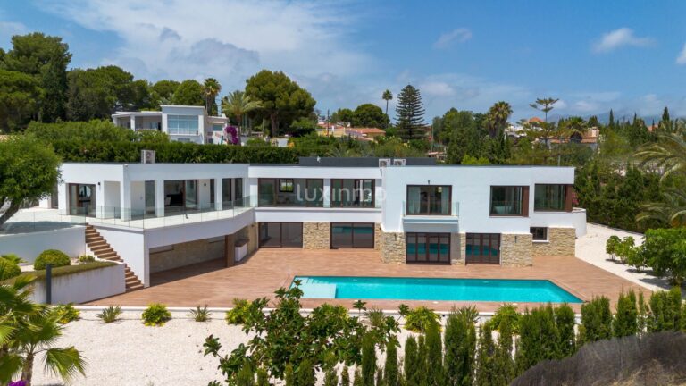 Opvallende luxe villa met uitzicht op zee