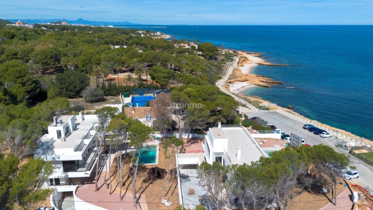 Vrijstaande villa met zeezicht op de tweede lijn van La Rotas in Denia