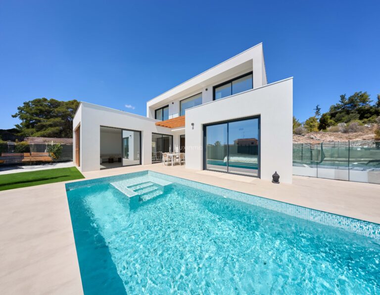 Prachtige moderne villa in Alfáz Del Pí met privézwembad en luxe voorzieningen