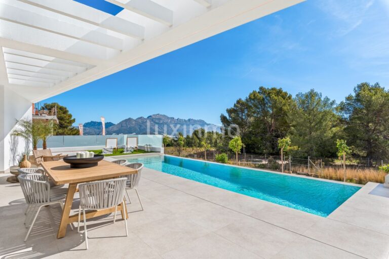 Luxueuze moderne villa te koop in Polop met prachtig uitzicht