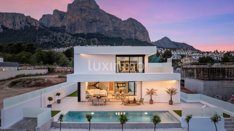 Luxueuze moderne villa te koop in Polop met prachtig uitzicht