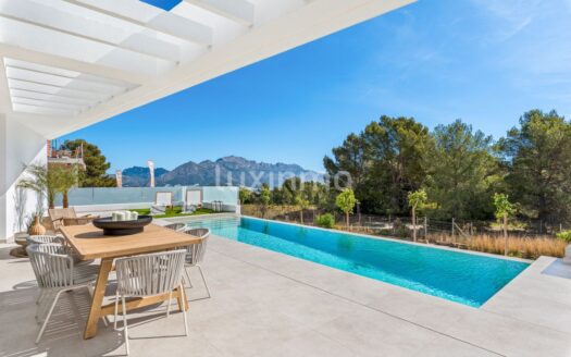 Luxueuze moderne villa te koop in Polop met prachtig uitzicht