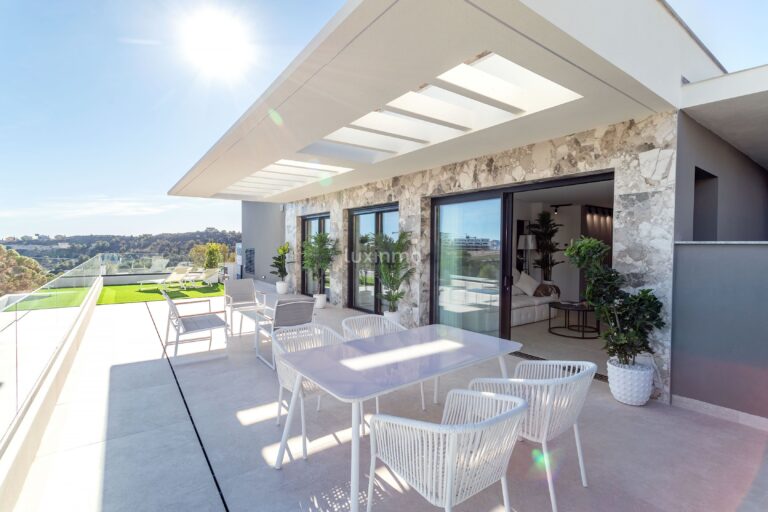 Nieuwbouw penthouse te koop met uitzicht op zee in Finestrat